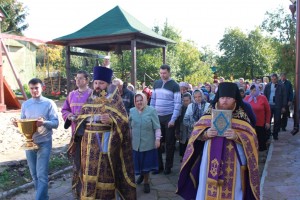 27 сентября 2012 г. с. Татаринцево, празднование 275 летия храма. Служат Служат благочинный прот. Георгий Пищулин и игум. Фаддей (Шавернев). Второй слева в стихаре А. Ландырев, родственник В.А. Гранаткина..jpg