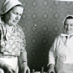 Нач.1990-х гг.А.Ф. Ситнова и В.Е. Скуридина за печением просфор.