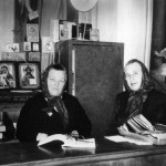 Нач.1990-х гг.В.Г.Скуридина и Л.Н.Маткова у церковного ящика.